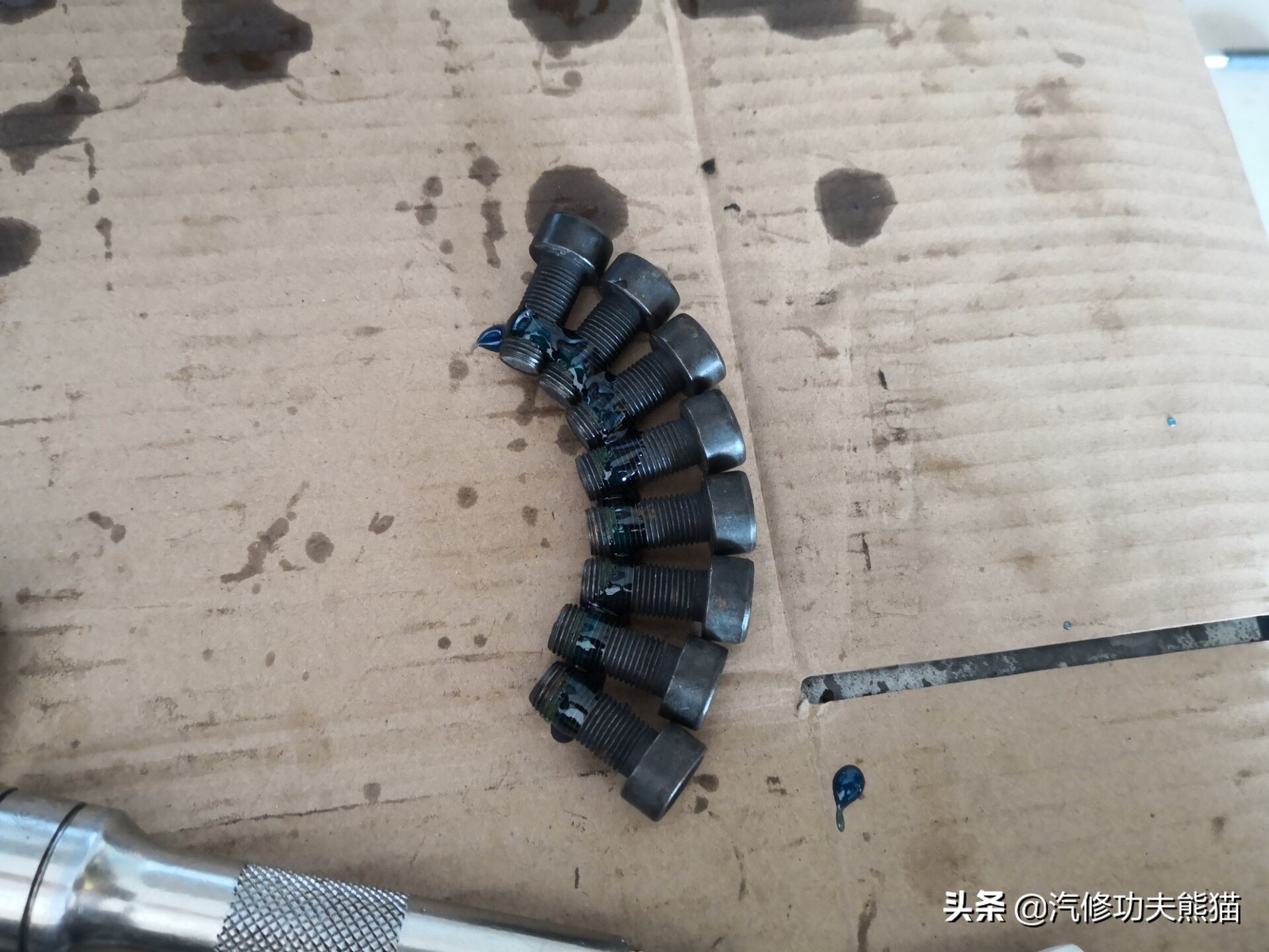 2013奥迪a4l烧机油怎么解决,奥迪a4l哪一款开始烧机油不严重