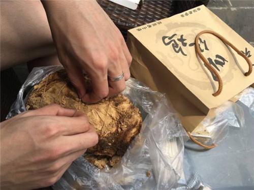 老外嘲笑中国人穷得吃“土”，敲开后尝了一口，直呼：真香