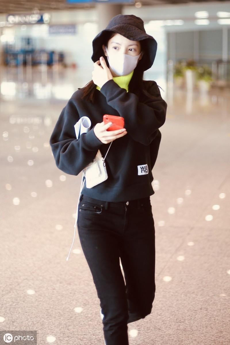 金晨全黑装走机场，背小包斜跨超可爱，脖子太长穿高领也能看见肉