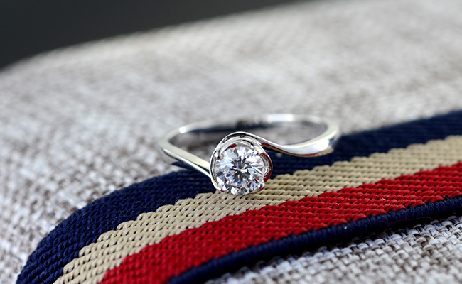 18k金钻石戒指好还是纯黄金的好,18k金钻石戒指是什么