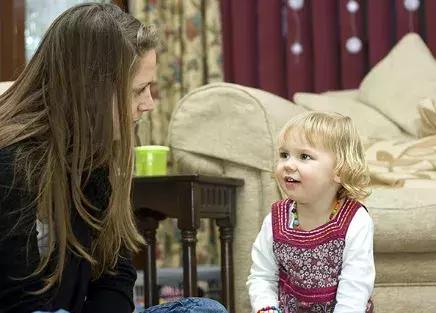 2岁宝宝张口就骂人，越说越起劲，聪明的家长都知道应该这样做