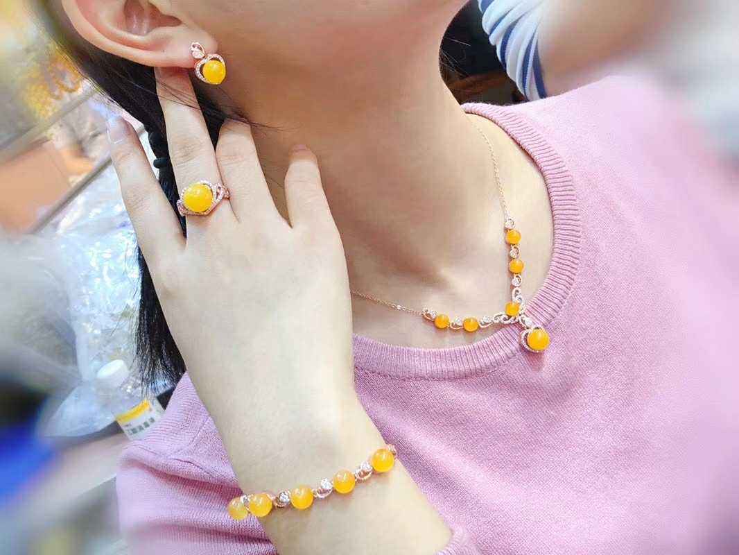 佩戴蜜蜡手串对人体有什么好处,佩戴蜜蜡项链对身体有什么好处