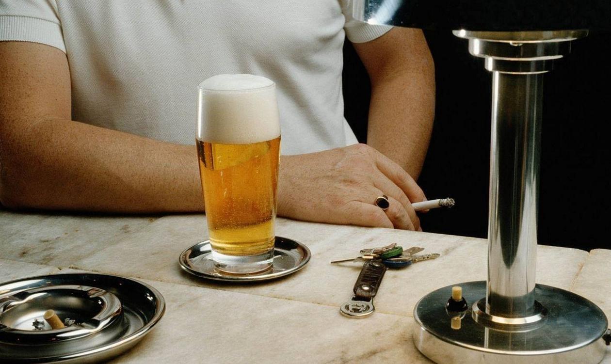 两鬓头发发黄的原因,如果鬓角有白发吃什么能变黑