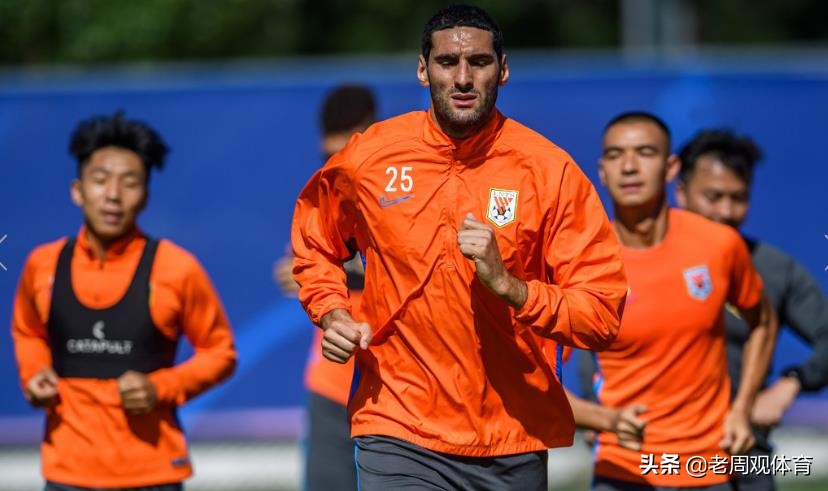 山东鲁能泰山队抵达海口,鲁能泰山队进入球场