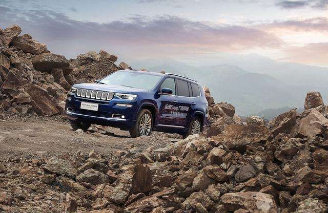 现代新胜达和沃尔沃xc60,大指挥官车身对比沃尔沃xc60