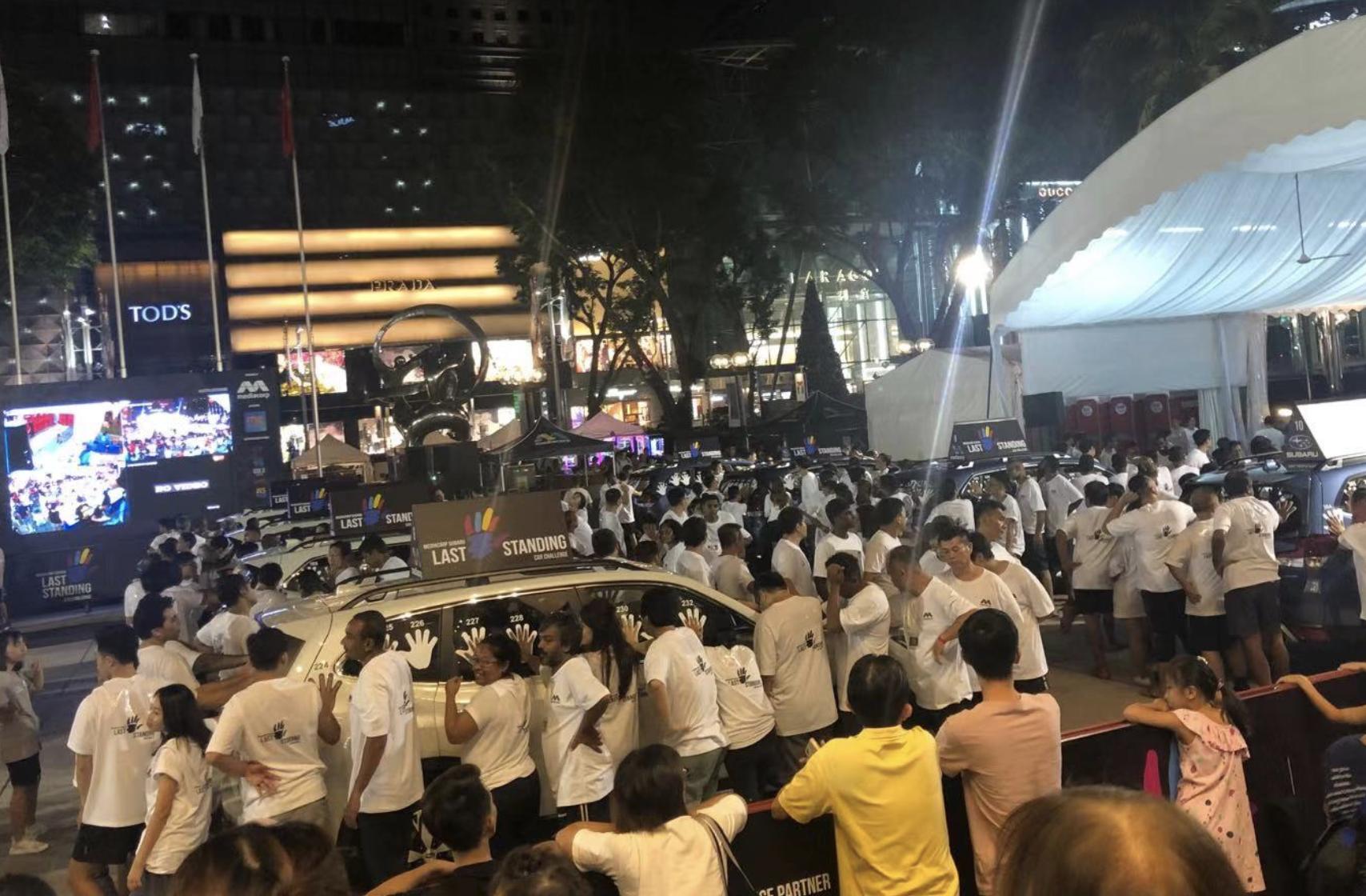 这个人把手摸在车上超过3天3夜赢了一辆车你觉得你行不？