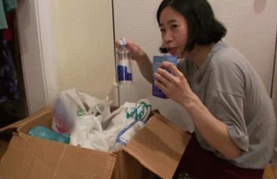 20年穿旧衣，垃圾桶捡食物，纽约女孩省出一套房：有钱，我就不花