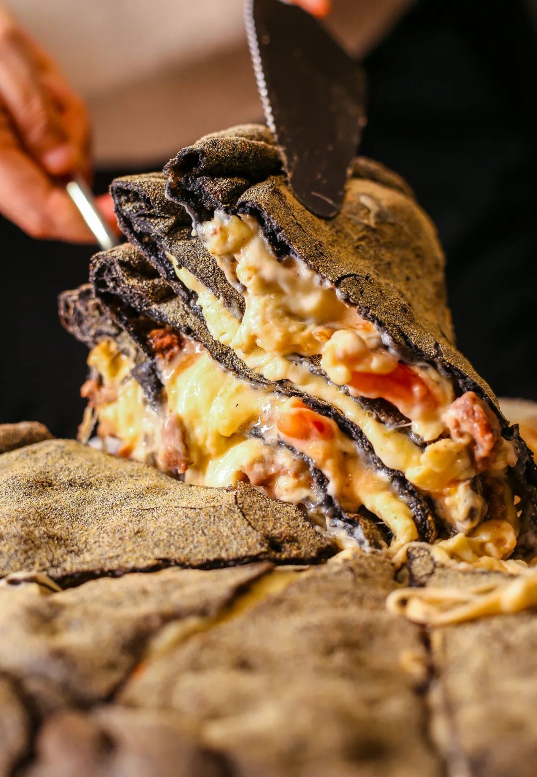 达明路上这家「黑店」,靠着瀑布芝士杀疯了