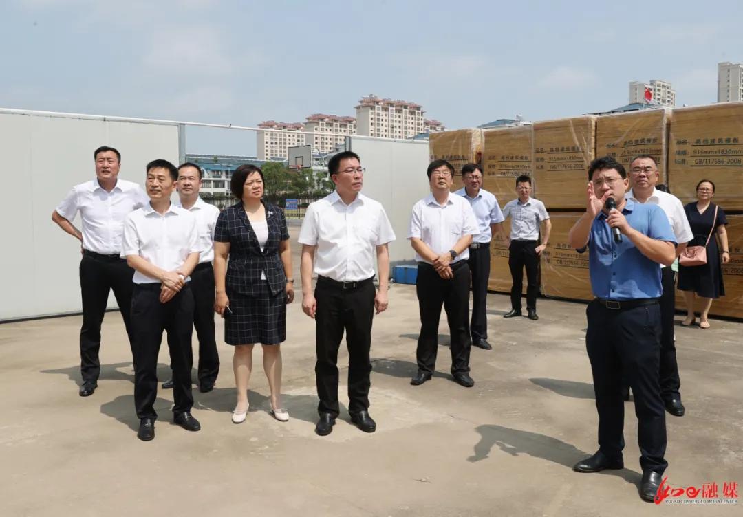 何益军书记,县委书记孙奇宏走访慰问各校教师