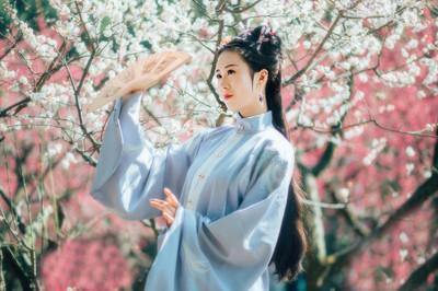 有时立了功是件很危险的事情，此时切莫得意忘形，低调点没害处！