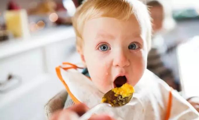 孩子3岁了不会吃硬饭？家长要及时锻炼孩子的咀嚼能力，别大意了