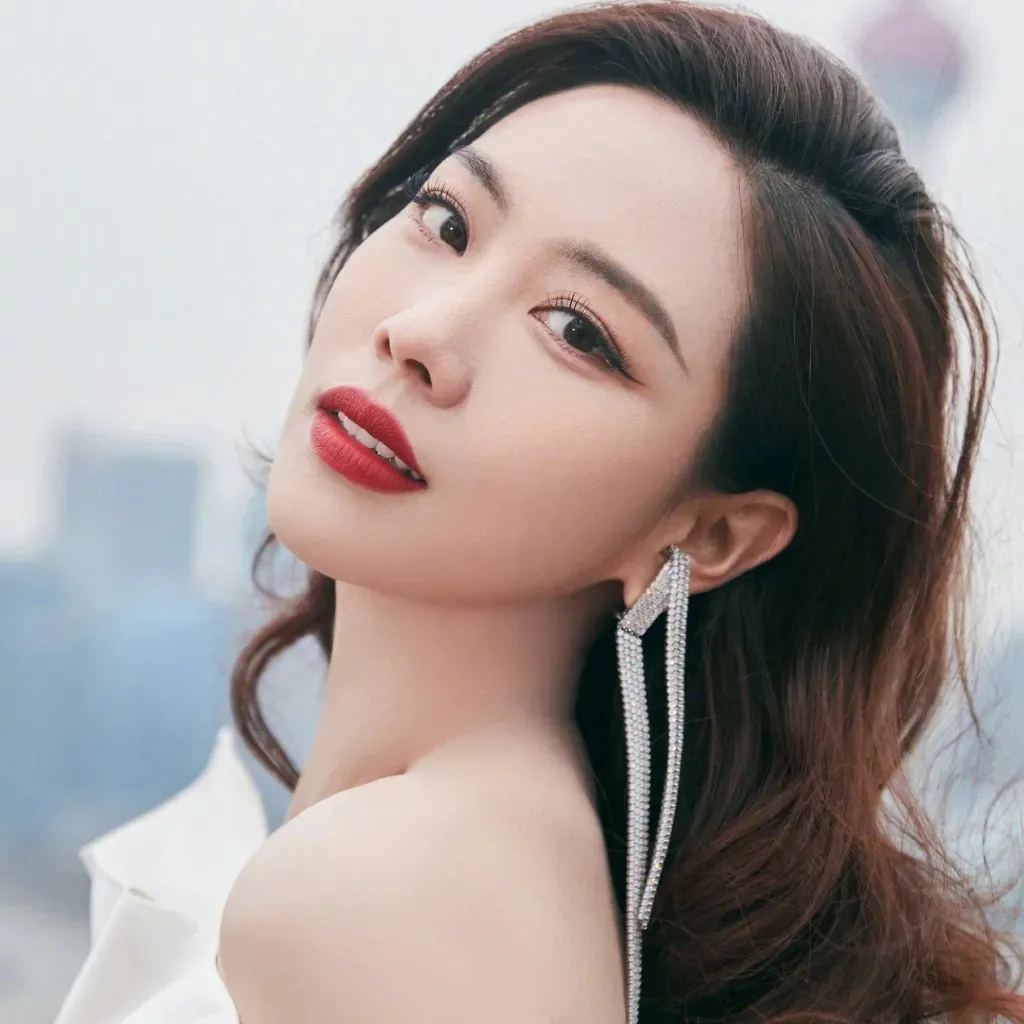 钟楚曦代言的零食,钟楚曦王霏霏西服撞衫