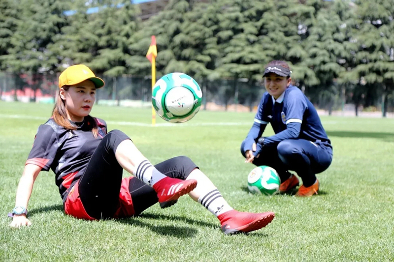 怎样快速练颠球,学生很多怎么练颠球