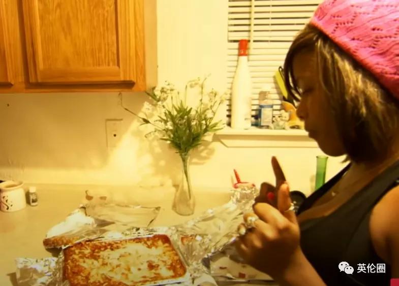 她逼全家120s洗完澡，给孩子吃过期肉...男友：我还是爱她