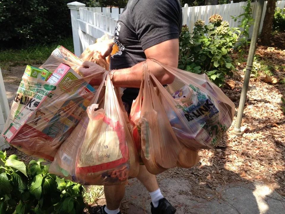 为什么外国人买菜都要抱着纸袋,为什么电视剧买菜都要买芹菜