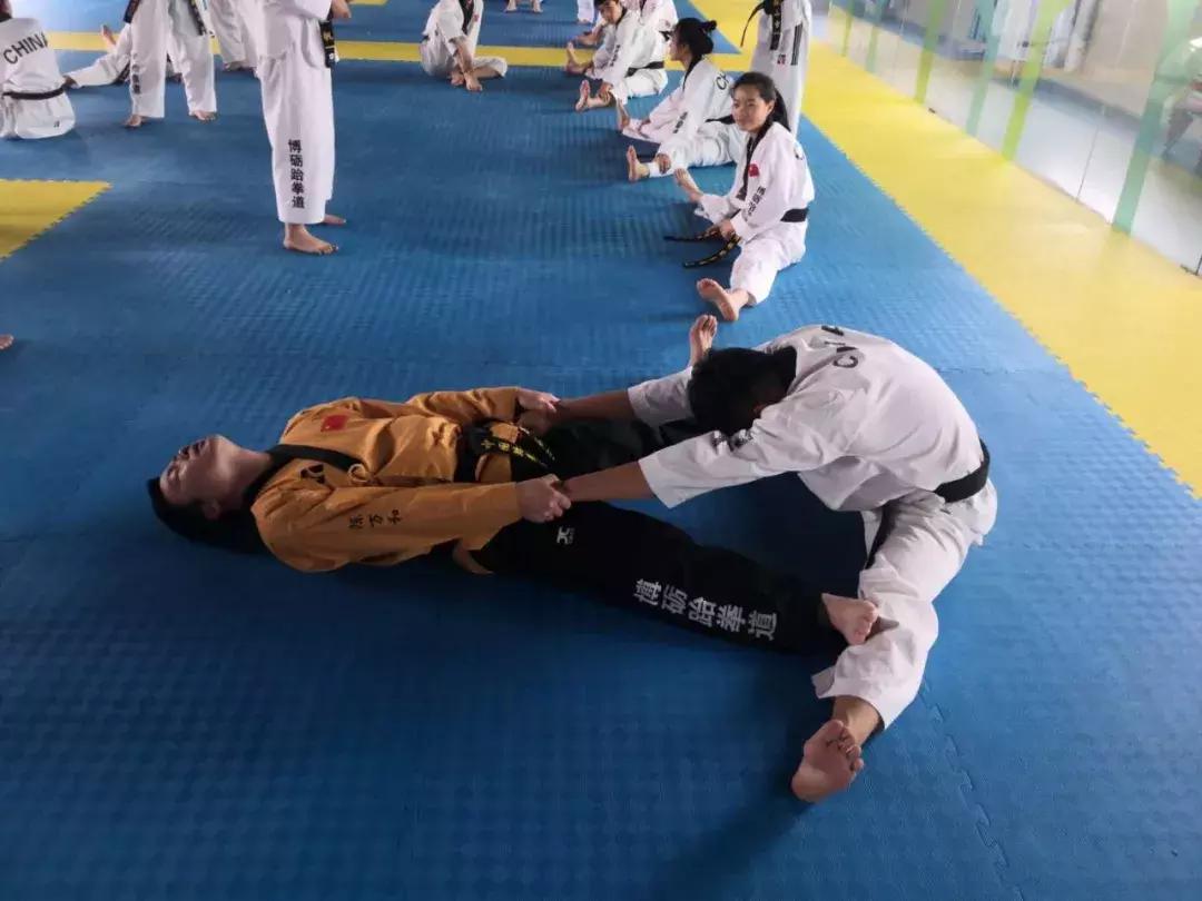 花式压腿训练,老师压腿训练