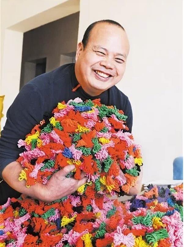 这个村仅五人运营一年收入10个亿,这个村厉害小泥巴捏出大产业