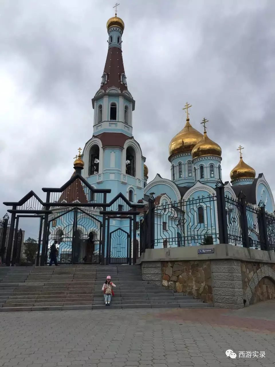 这女孩看到俄罗斯帅哥搭车，逼我停车，否则跳车