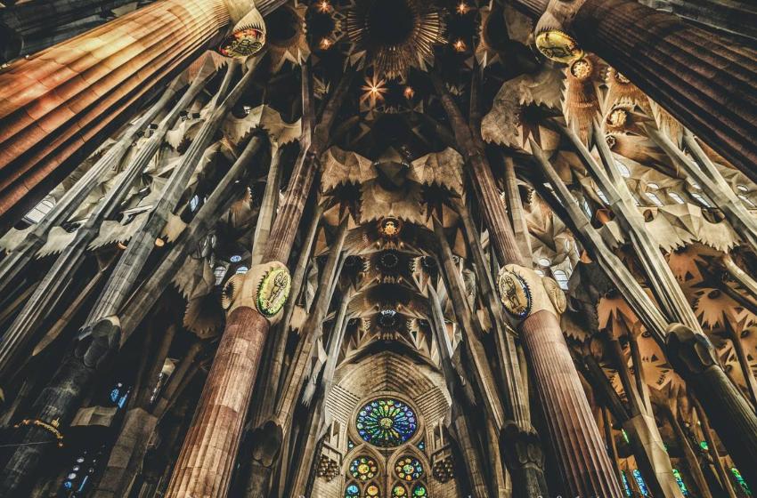 巴塞罗那是不是足球圣地,巴塞罗那有什么好看的建筑