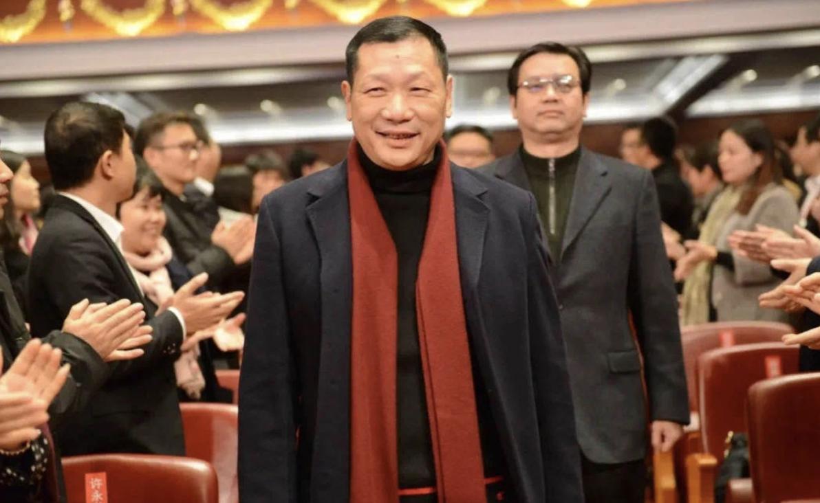 江苏首富之子,接管老爸300亿家产,却无法解决90亿服装库存