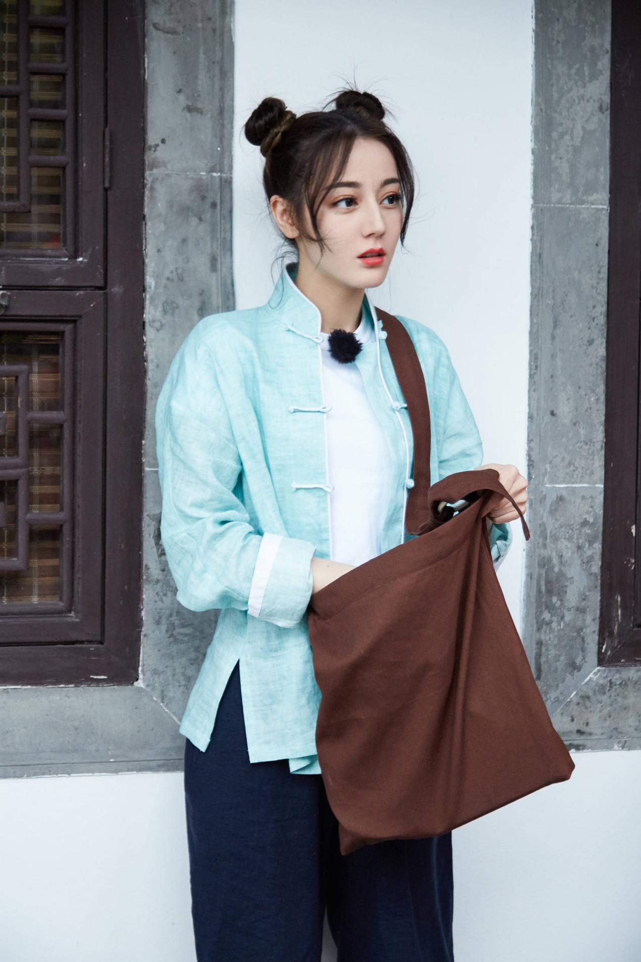 女生披头散发不显脸大的发型,今年流行哪三种发型减龄又显小