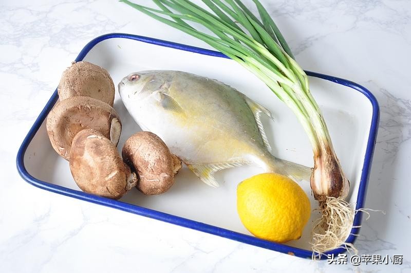 鲳鱼怎么蒸好吃又简单,清蒸鲳鱼香菇