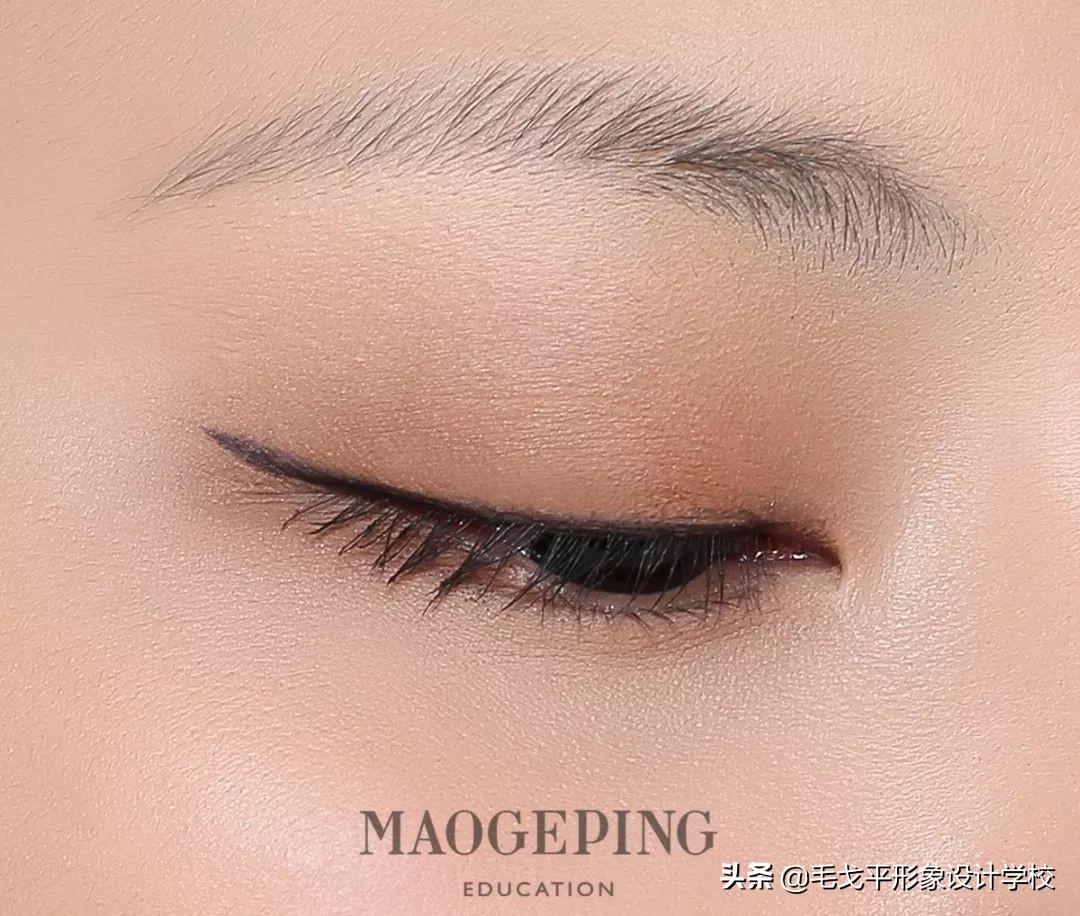 单眼皮不画眼线只画眼影好看吗,为何同样是单眼皮