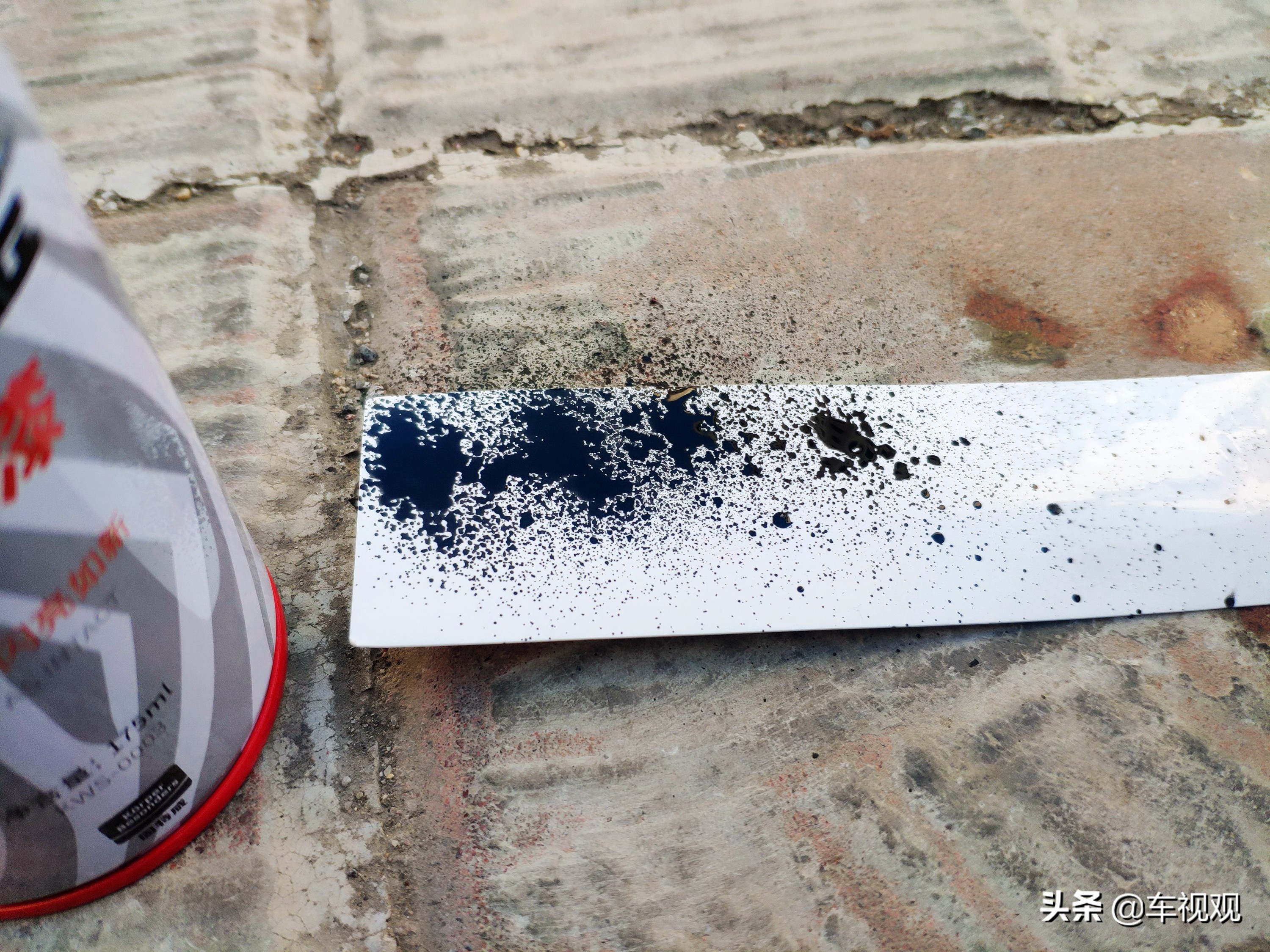 刮蹭车漆修补喷漆流程,黑车漆被刮怎么用自喷漆修复