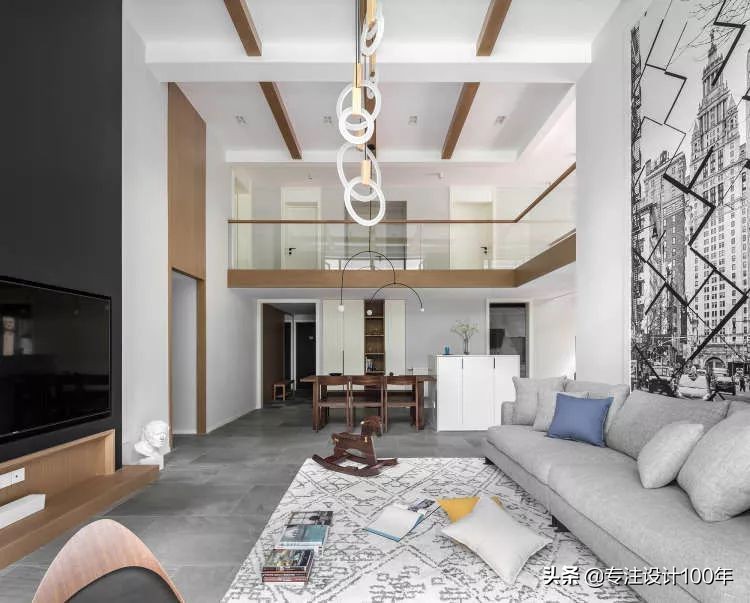 大面积落地窗，绿色肆意增长的家