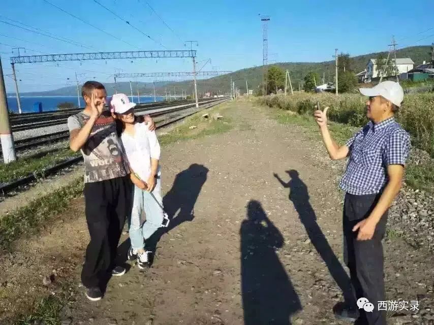 这女孩看到俄罗斯帅哥搭车，逼我停车，否则跳车