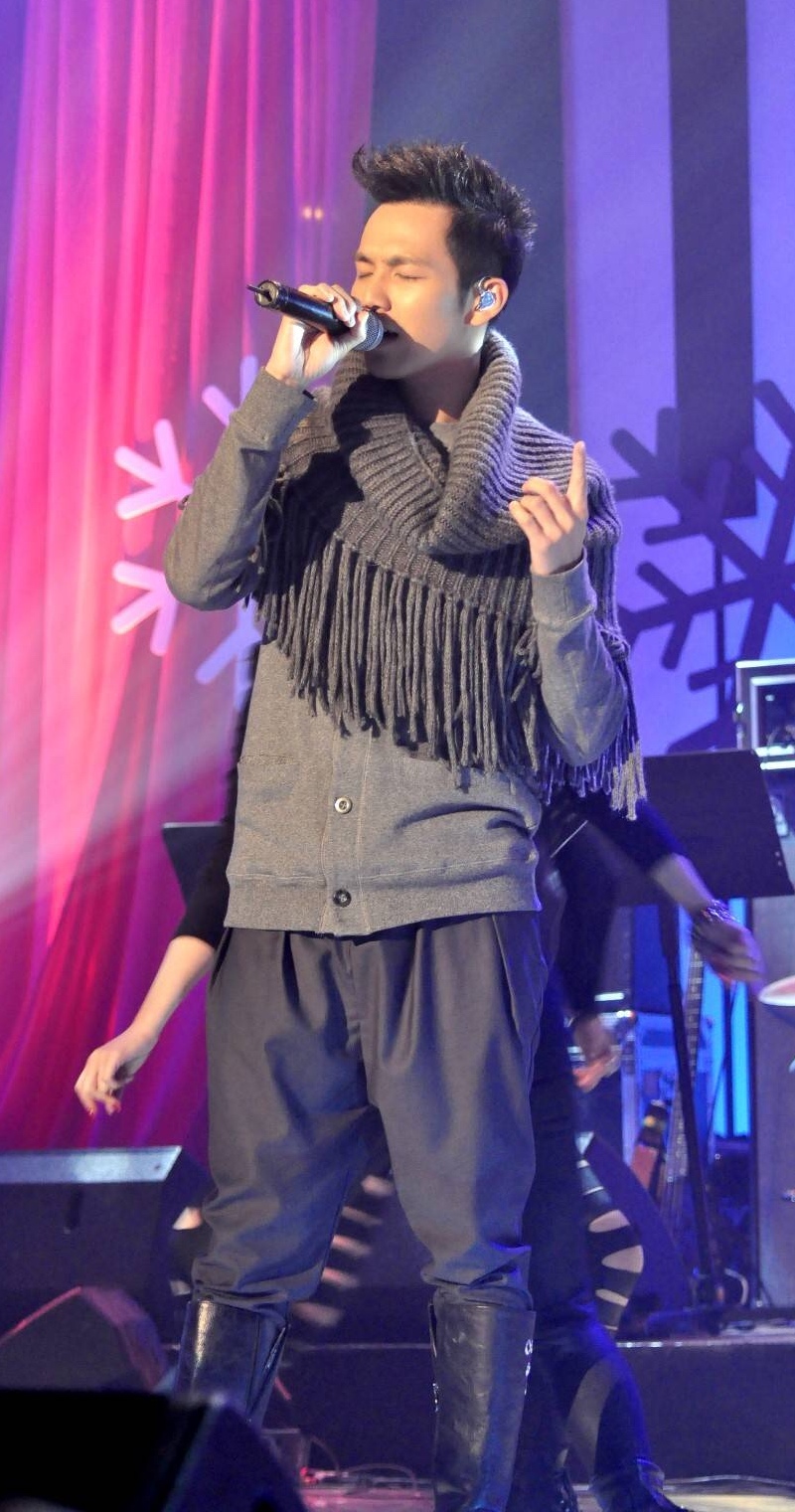 黄渤穿西装帅气逼人,黄渤帅气走路