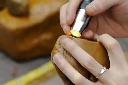 农民拿压菜石鉴宝视频,老年人带压菜石鉴宝原视频