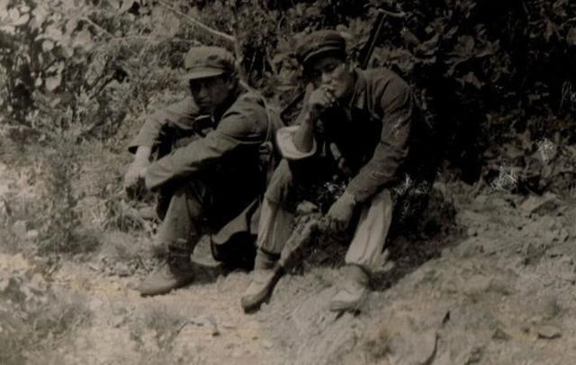 对越自卫反击战战士送物资,对越自卫反击战前线我军战士