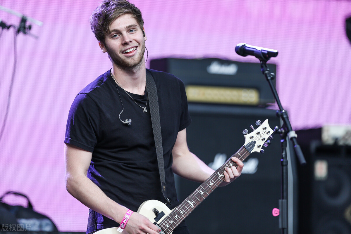 澳大利亚男歌手跟越美混血女星求婚成功