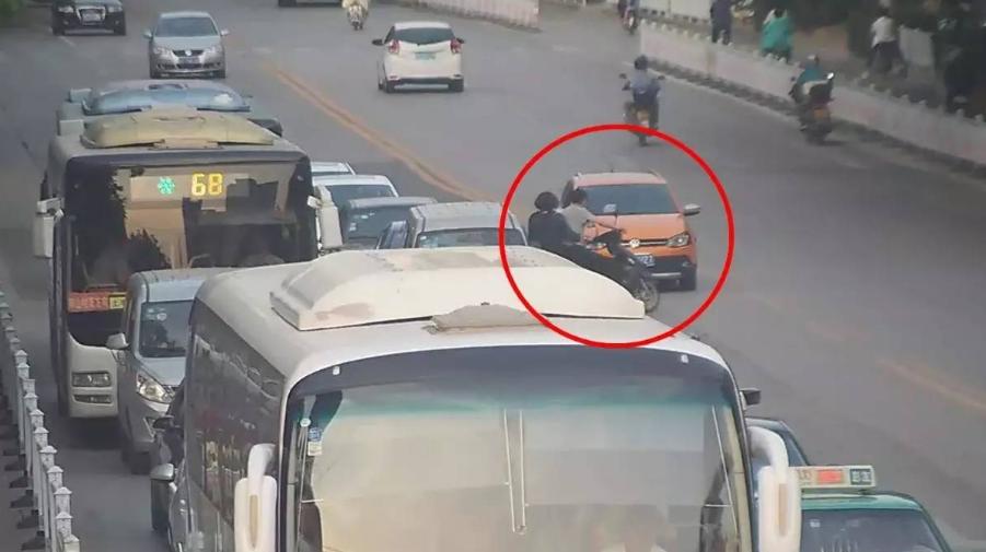 电动车闯红灯撞上叉车谁的责任,电动车闯红灯导致后面车辆追尾