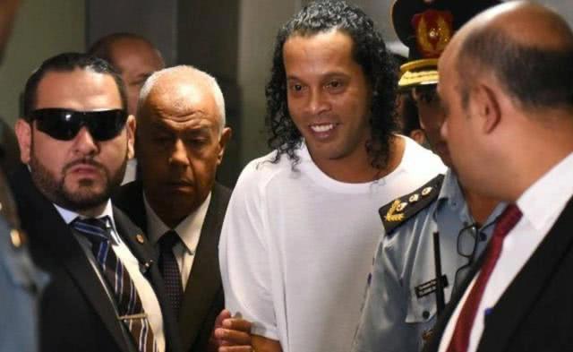 小罗困境时为什么不找梅西帮忙,小罗祝贺梅西夺金球