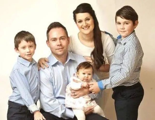 连生7个儿子终于迎来嫡女,整个家族都生女孩