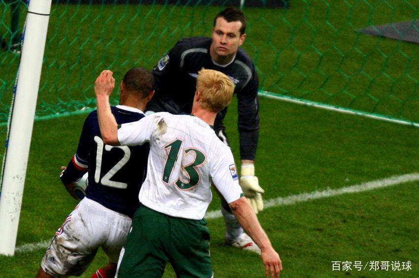 裁判误判c罗暴怒,裁判判点球c罗澄清不是犯规视频