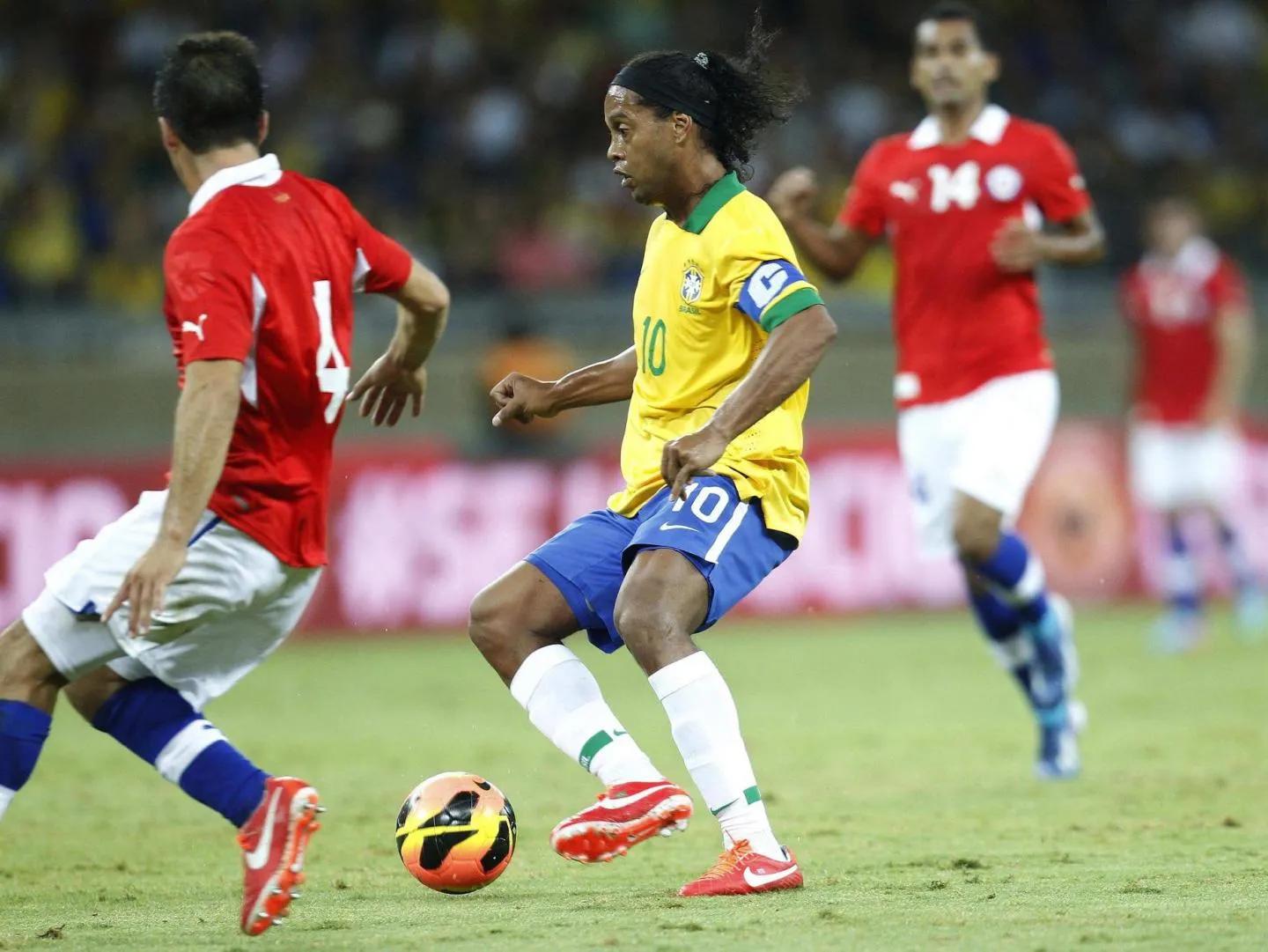 回顾足球历史十大扑救,足球控球指导要点