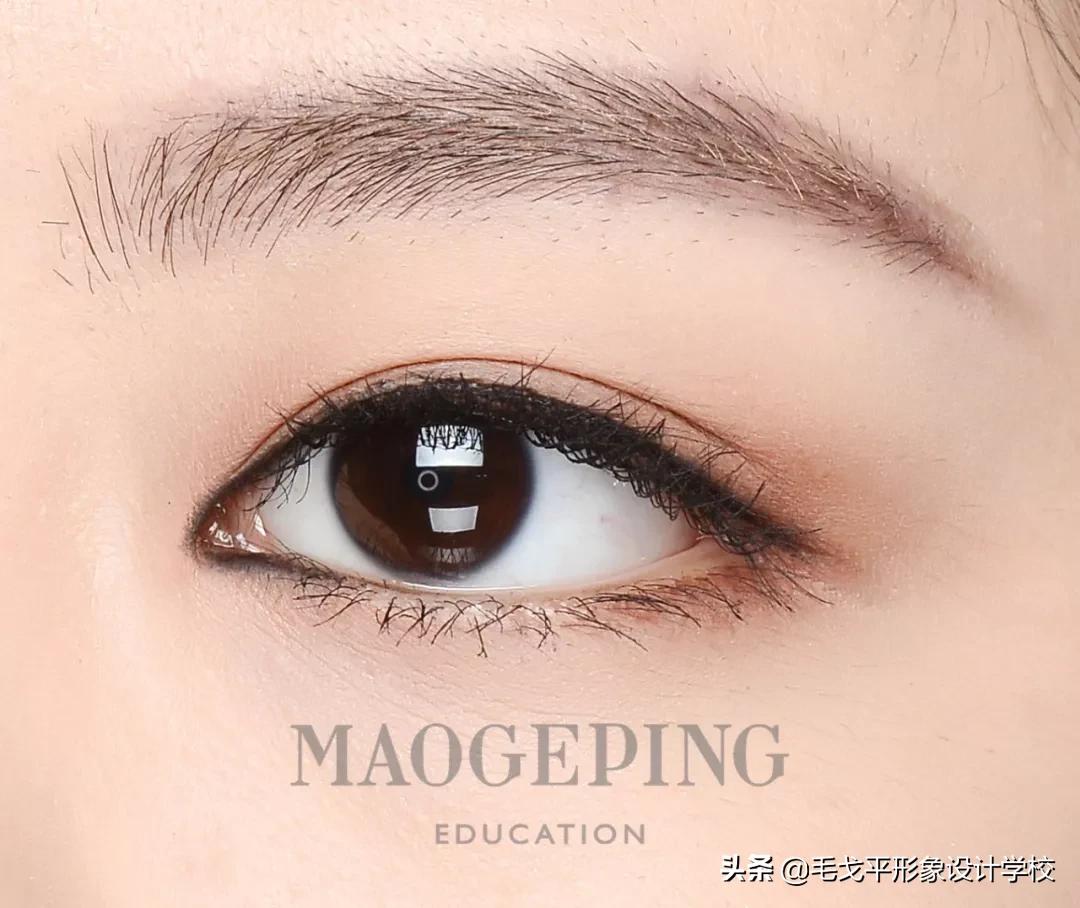 眼线一画上就晕染,眼线一画就成梯形