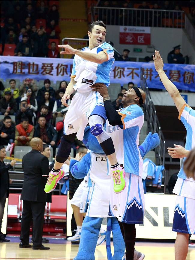 新疆广汇男篮夺冠后回忆,孙保生篮球视频