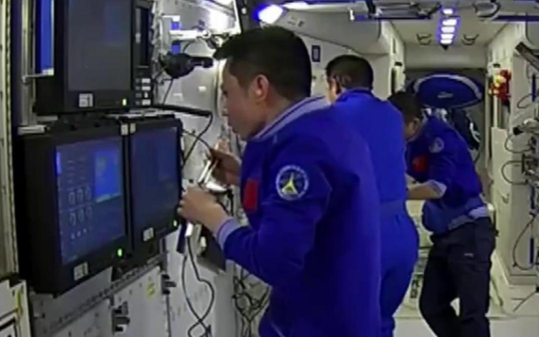 航天员太空产生的便便如何处理,宇航员在太空便便会落到地面吗