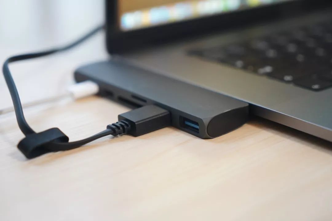 笔记本背光灯不亮维修,一个小配件多少钱