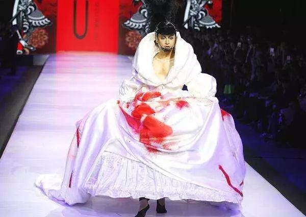 陈志朋厚底鞋,陈志朋穿白皮靴