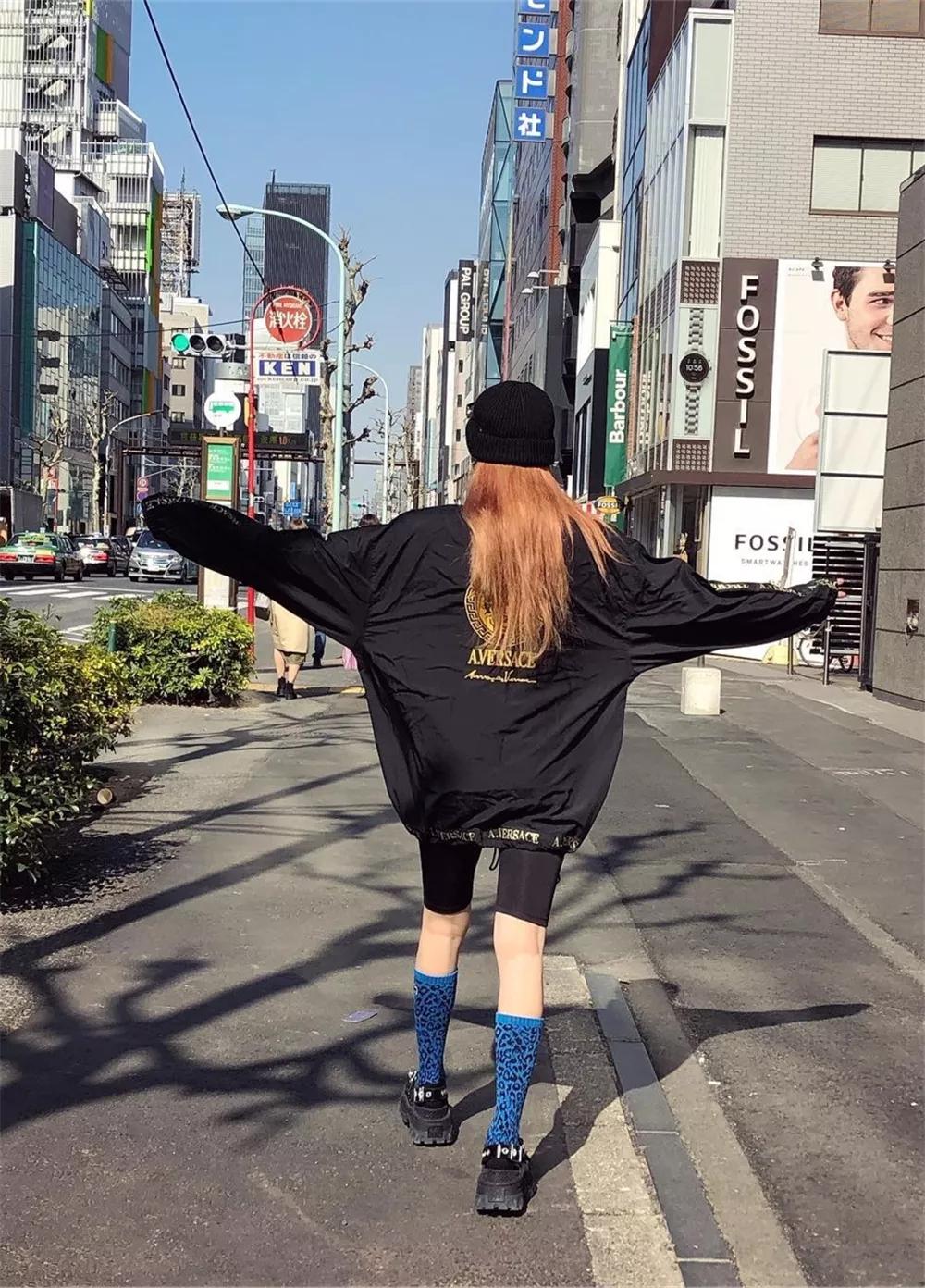 拆开刚买的小腿袜，男朋友特严肃的问：是不是打算饭后去踢个球？