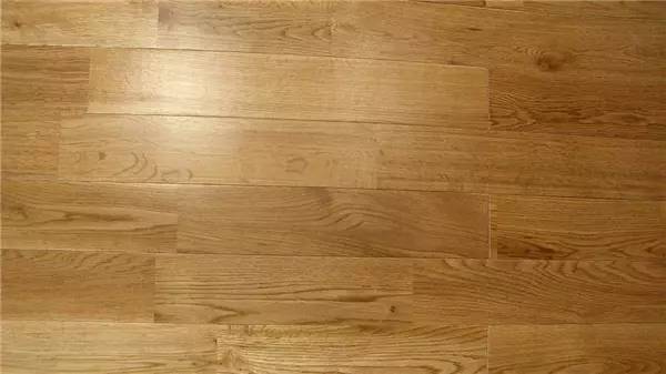 买原木地板要看品牌么,番龙眼和柚木地板比较