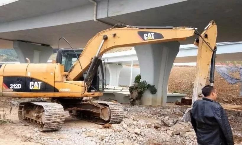 老板买卡特彼勒320挖掘机,老板买卡特新款挖掘机