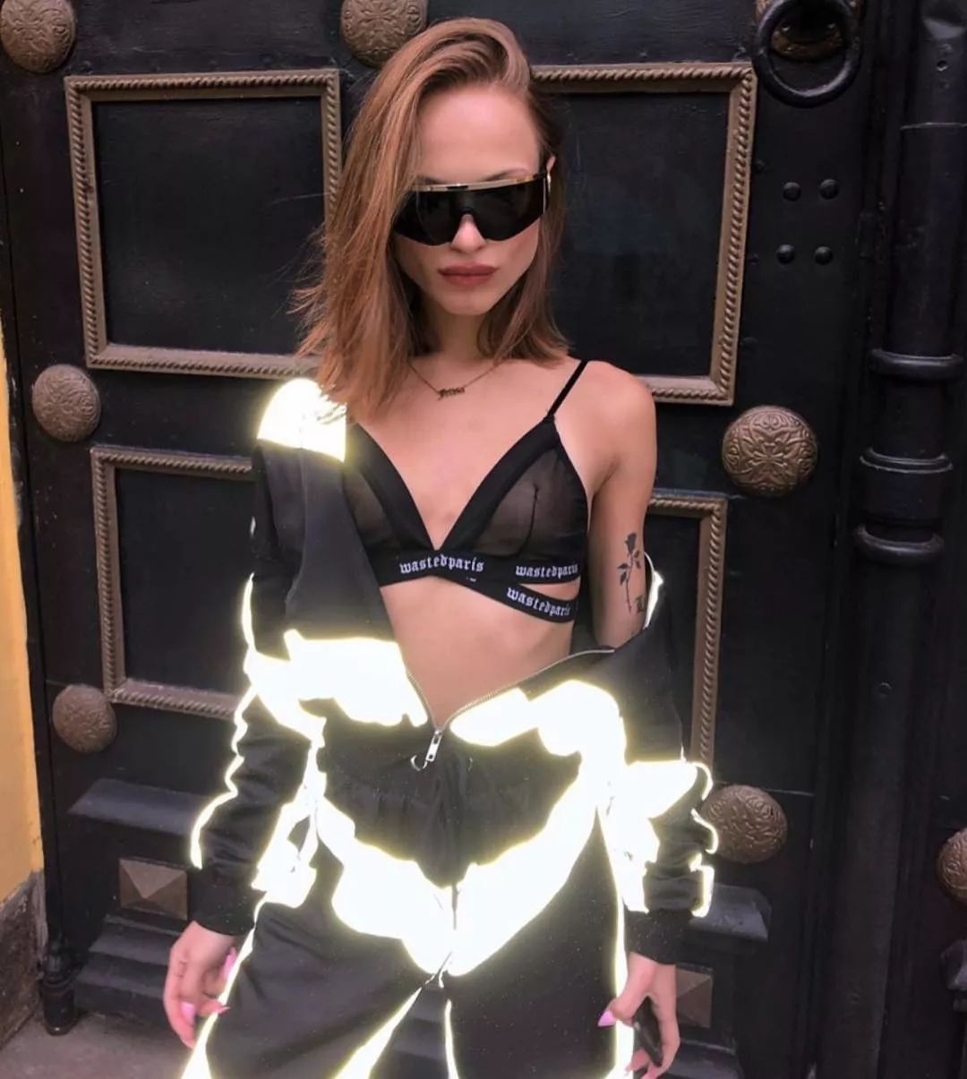 bella服装设计师跨界艺术家,bella都喜欢的工装裤