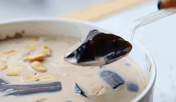 亲手自制烧仙草奶茶味道好极了,家庭简易版奶茶烧仙草