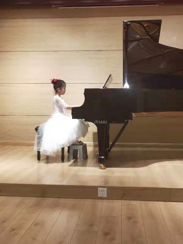 雨伞借给谁看图写话简短,雨伞借给谁的看图写话怎么写